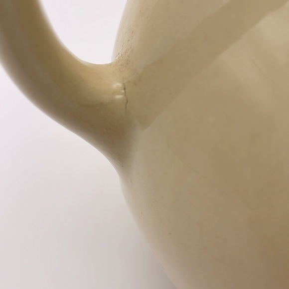Watt Pottery, 1950’s Tulip Pattern Pitcher #16 - Picture 6 of 13
